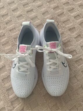 Nike INTERACT RUN ROAD RUNNING SHOE - WOMEN'S Size 8